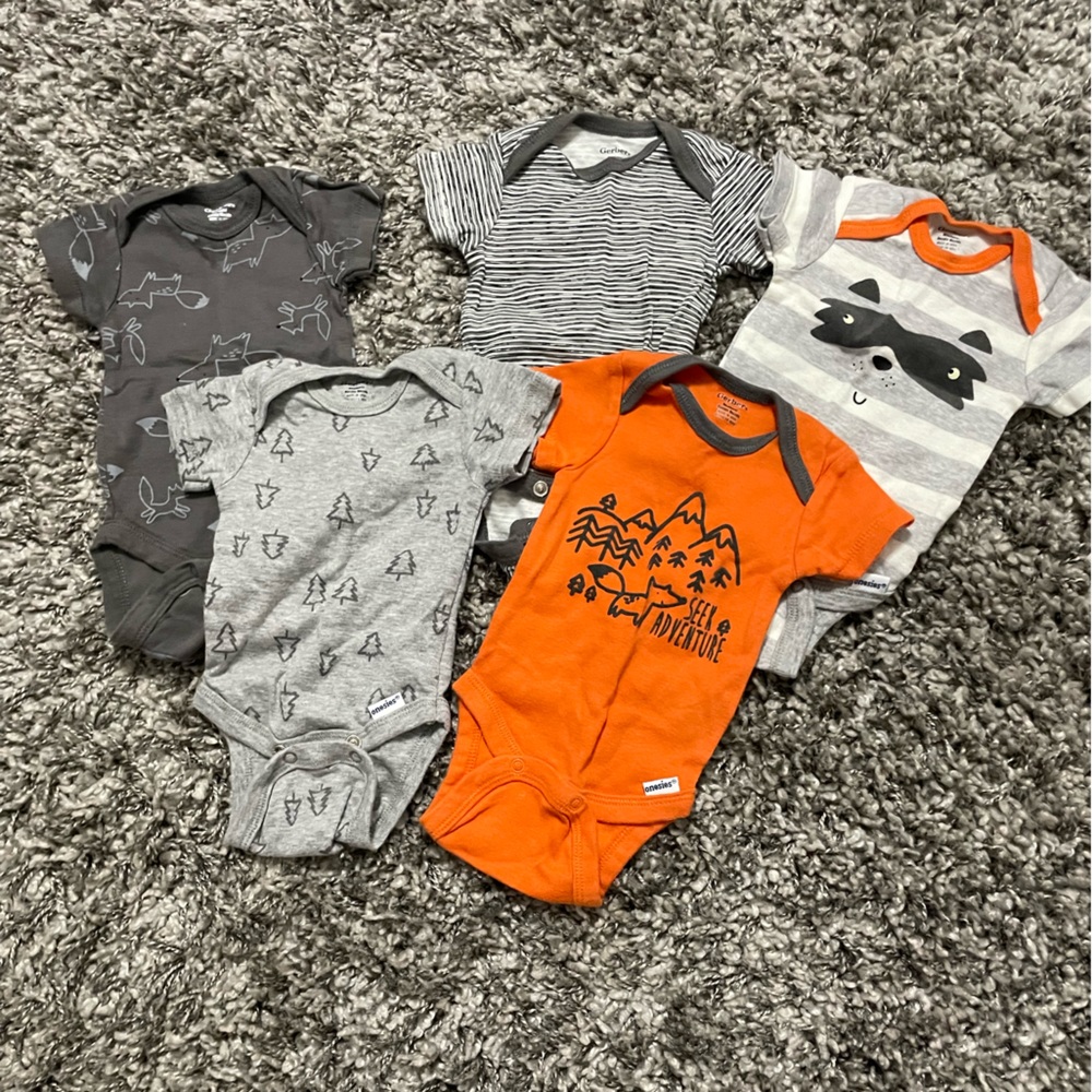 8 newborn boy onesies - Picture 3 of 4